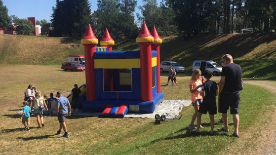 Lapsia ulkona laulamassa