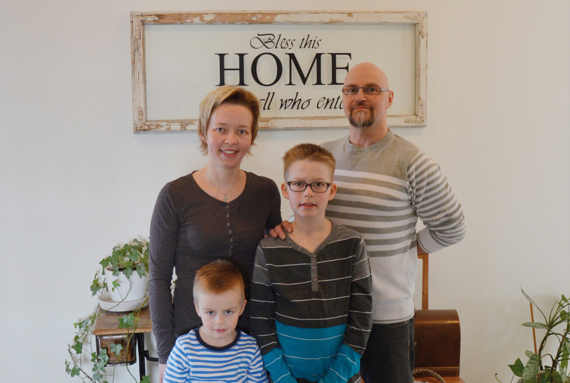 Perheen yhteiselosta heijastuu vapaus; onnellisuus, ilo ja
tasapainoisuus. Kuvassa lapset Feeli ja Fantte vanhempineen. Kuva: Reun Media.