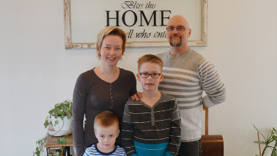 Perheen yhteiselosta heijastuu vapaus; onnellisuus, ilo ja
tasapainoisuus. Kuvassa lapset Feeli ja Fantte vanhempineen. Kuva: Reun Media.